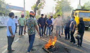 Pick-up van torched in Sylhet