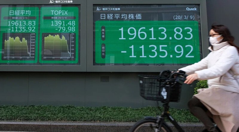 Asia stocks turn lower, gold jumps as oil slips