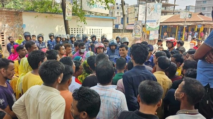 Garment workers continue protest in Gazipur for 2nd day
