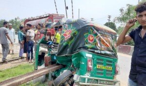 Woman killed as train hits auto-rickshaw in Habiganj