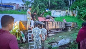 25 hurt as bus overturns in Sylhet