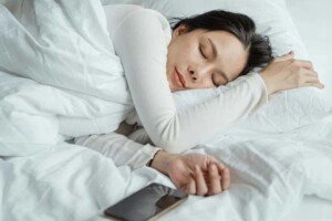 Relaxing words in sleep slows down cardiac activity