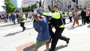 100 held in UK as far-right anti-immigrant violent clashes spread