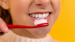 5 habits to avoid for better oral health