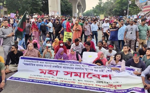 Shahbagh blocked demanding to raise age-limit for govt jobs