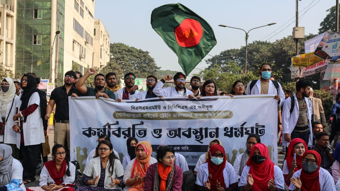 Postgrad doctors block Shahbagh demanding stipend hike