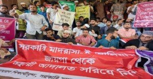 Alia madrasa students block Bashibazar to remove makeshift court