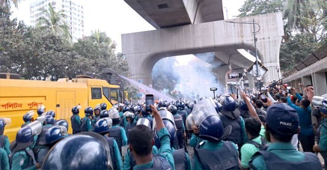 Police disperse outsourcing workers using water cannons, sound grenades