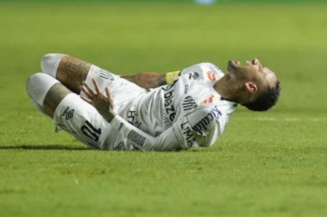 Neymar joins protest against artificial turf pitches in Brazil