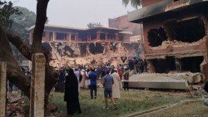 Onlookers crowd at Dhanmondi-32 house as demolition work continues