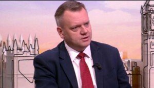 Minister ‘pushing’ for deal over use of EU passport e-gates
