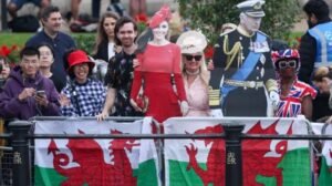 King and Queen cheered by crowds at Trooping the Colour