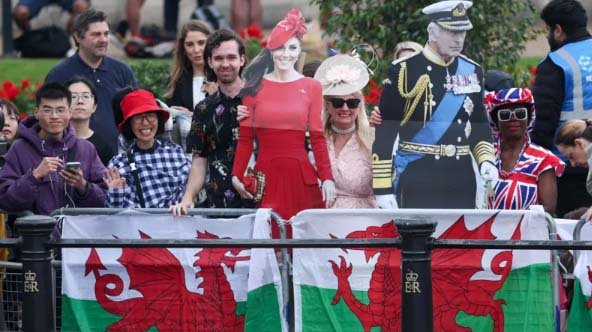 King and Queen cheered by crowds at Trooping the Colour