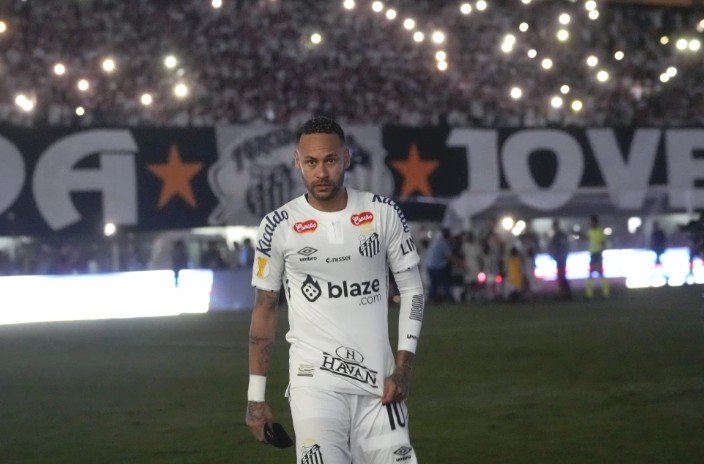 Neymar extends Santos contract until year-end amid injury setbacks