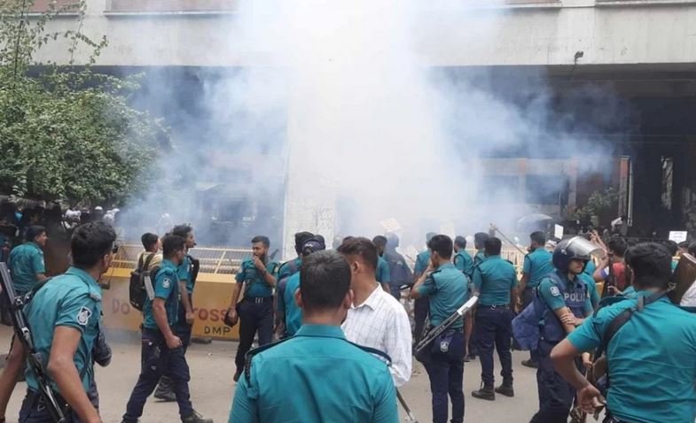 Police fire sound grenades at protesting NTRCA job aspirants near Secretariat