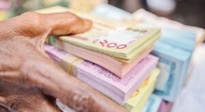New banknotes scarce at banks, flood black market ahead of Eid