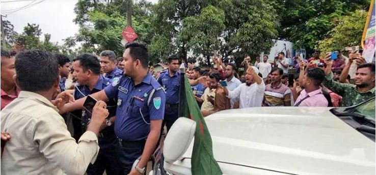Stone workers surround two advisers’ cars in Jaflong