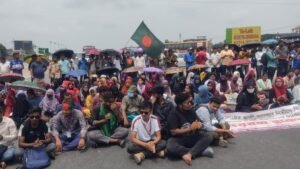 Dhaka-north communication halted as Rabindra Univ students block road