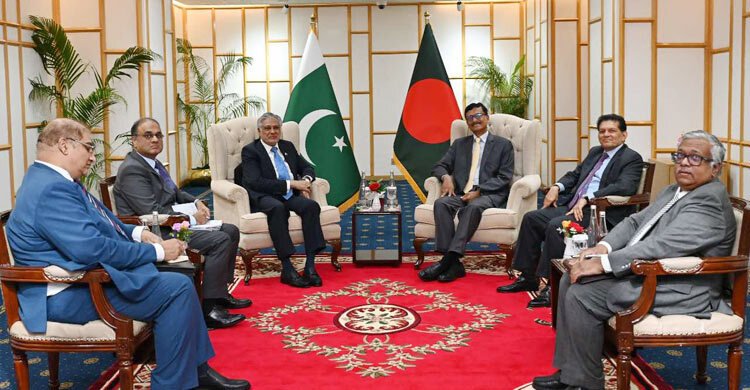 Pakistan’s Deputy PM Ishaq Dar meets Foreign Adviser Tauhid Hossain