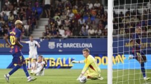 Barcelona thrash Como 5-0 as Ter Stegen returns and Rashford makes debut