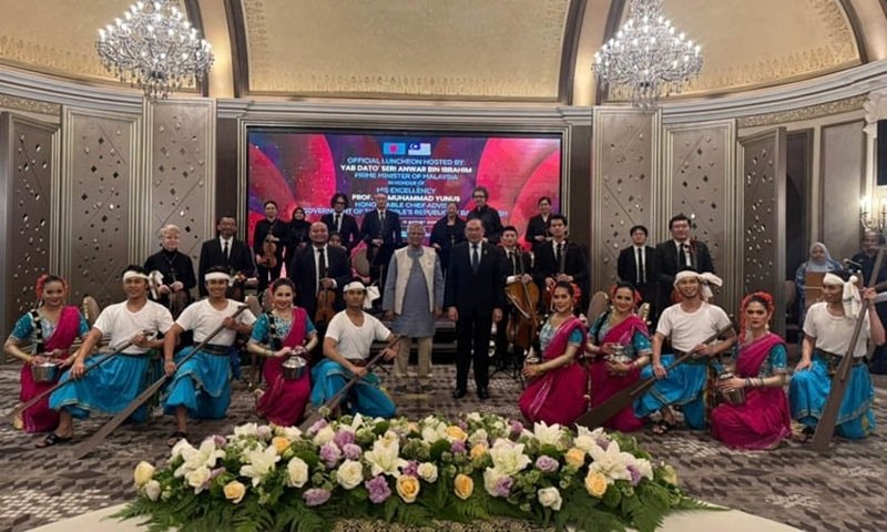 Prof Yunus joins luncheon hosted by Malaysian PM