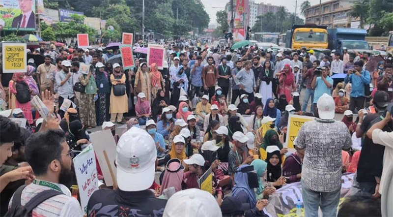 Students block Technical intersection for permanent campus