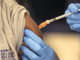 US vaccine advisors abandon broad COVID shot support