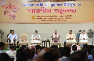 Prof Yunus visits Dhakeshwari temple