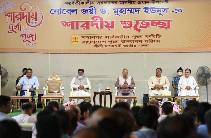 Prof Yunus visits Dhakeshwari temple