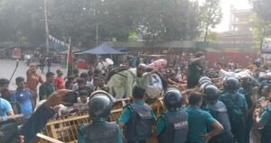 Police block disabled graduates at Shahbagh while marching to Jamuna