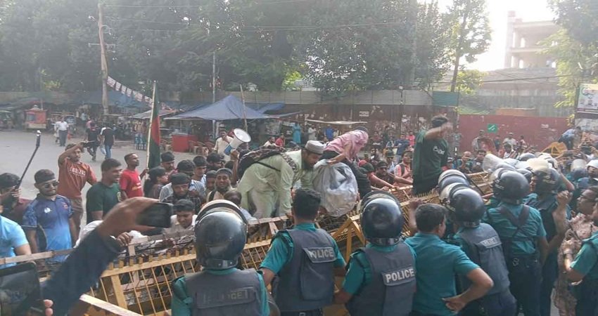 Police block disabled graduates at Shahbagh while marching to Jamuna