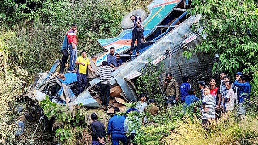 15 killed as landslide hits bus in India