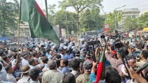 MPO teachers break police barricade, take position at Shahbagh