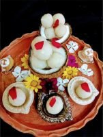 Narkeler Sada Naru (Coconut Ladoo)