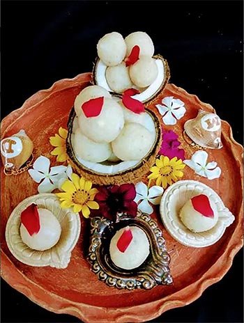 Narkeler Sada Naru (Coconut Ladoo)