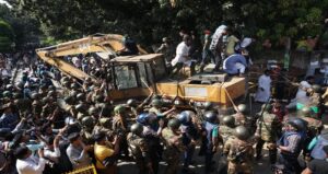 Army, police disperse protesters at Dhanmondi 32