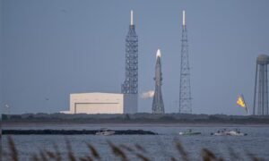 Blue Origin delays New Glenn rocket launch due to bad weather