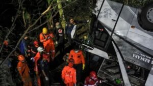16 killed in Indonesia bus crash