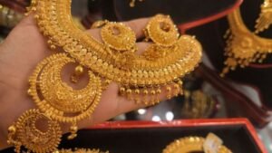 Gold keeps breaking records, hits Tk 2.26 lakh per bhori