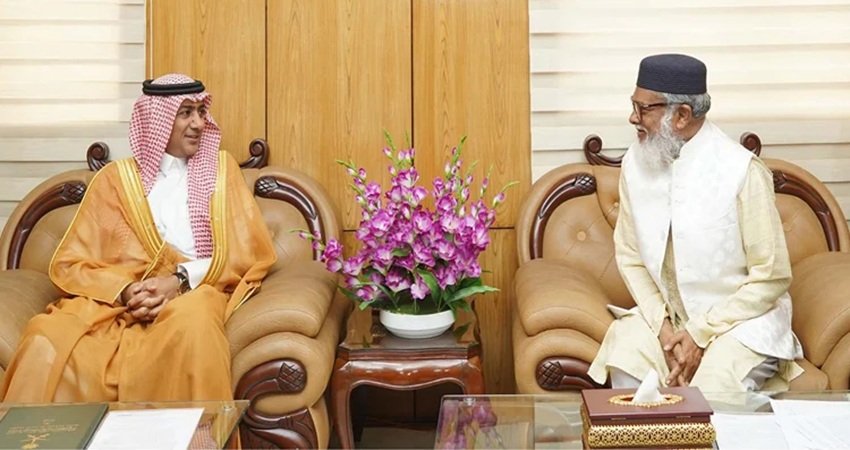 Saudi envoy meets religious affairs adviser to discuss Hajj management