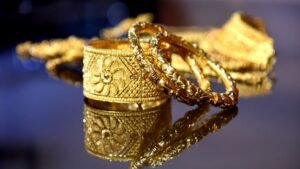 Gold price drops to Tk2.58 lakh per bhori
