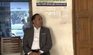 State Minister’s surprise visit at land office, lock opened after 30 minutes