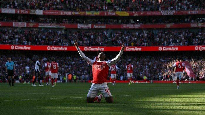 Arsenal back on top of Premier League, Spurs win