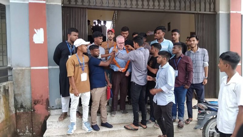 Moulvibazar teacher honoured with grand farewell and horse carriage tribute after 31 years of service