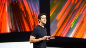 Apple names new boss to replace Cook after 15 years