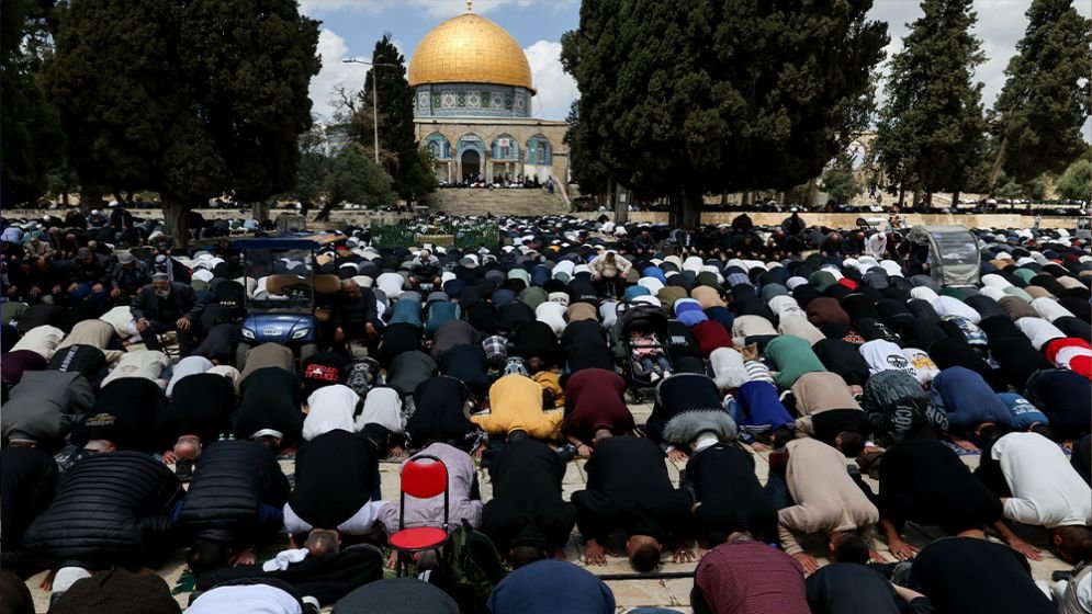 Over 100,000 worshippers perform Friday prayers at Al-Aqsa