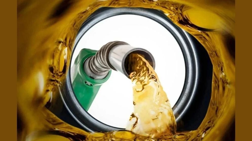 Oil back at $100 as US strikes douse Iran war hopes