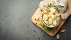 DYK The Garlic In Your Kitchen Can Double As A Haircare Miracle