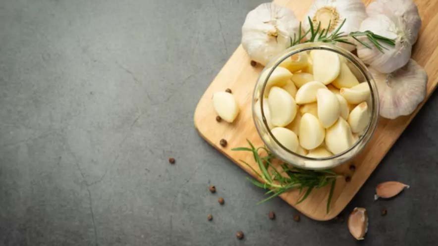 DYK The Garlic In Your Kitchen Can Double As A Haircare Miracle