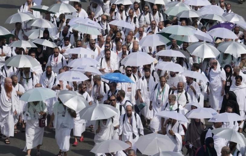 With ice cream and giant fans, hajj pilgrims battle searing heat